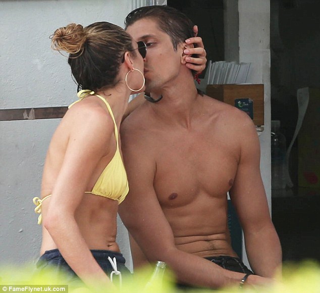 article-2331811-1A07BA64000005DC-549_634x580