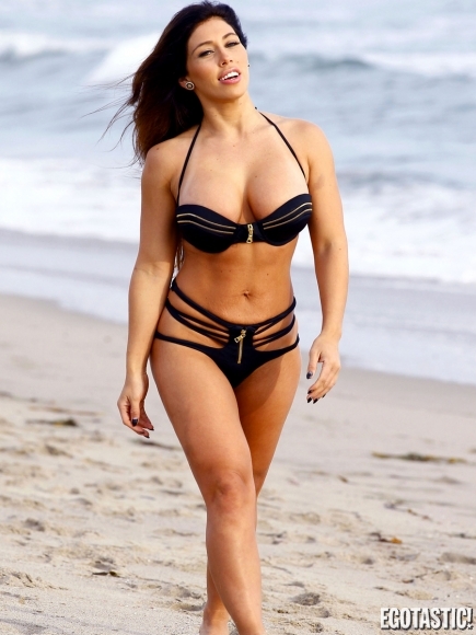 carmen-ortega-curves-in-a-bikini-in-snata-monica-01-435x580