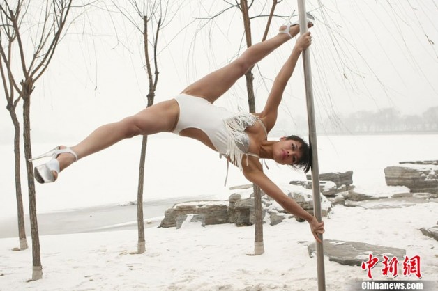 china-national-pole-dance-team-in-snow-01