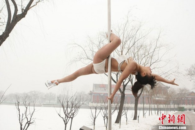 china-national-pole-dance-team-in-snow-05