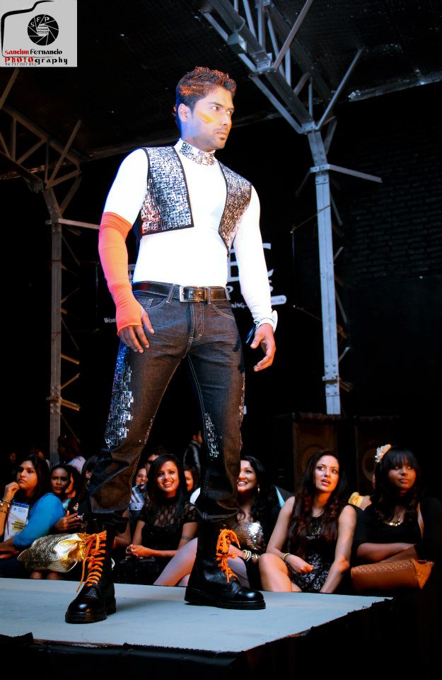 166791_589540564409430_1335371453_n