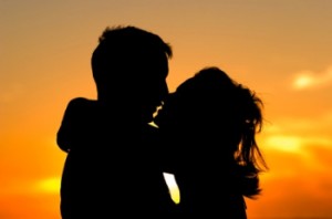 lovers_kissing_at_sunset_on_beach2