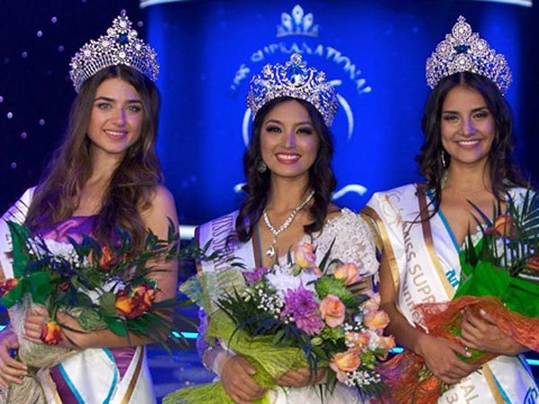 11-1378874502-miss-supranational-2-600