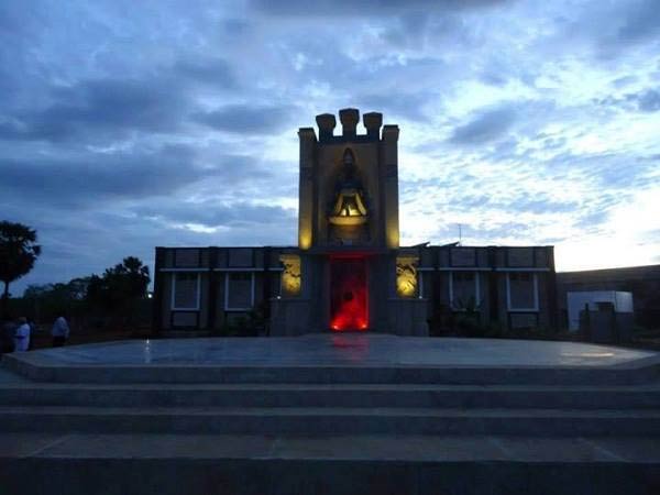 13-nedumaran-unveils-mullivaikkal-memorial4-600