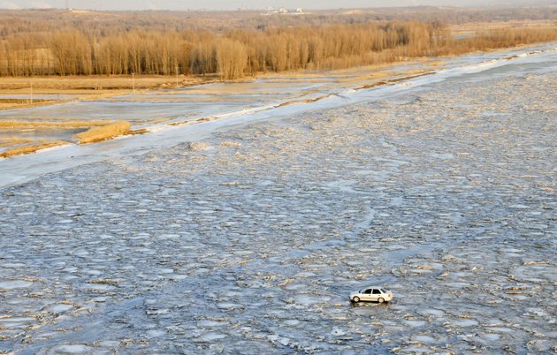 Motorist-drives-across-frozen-Yellow-River-1