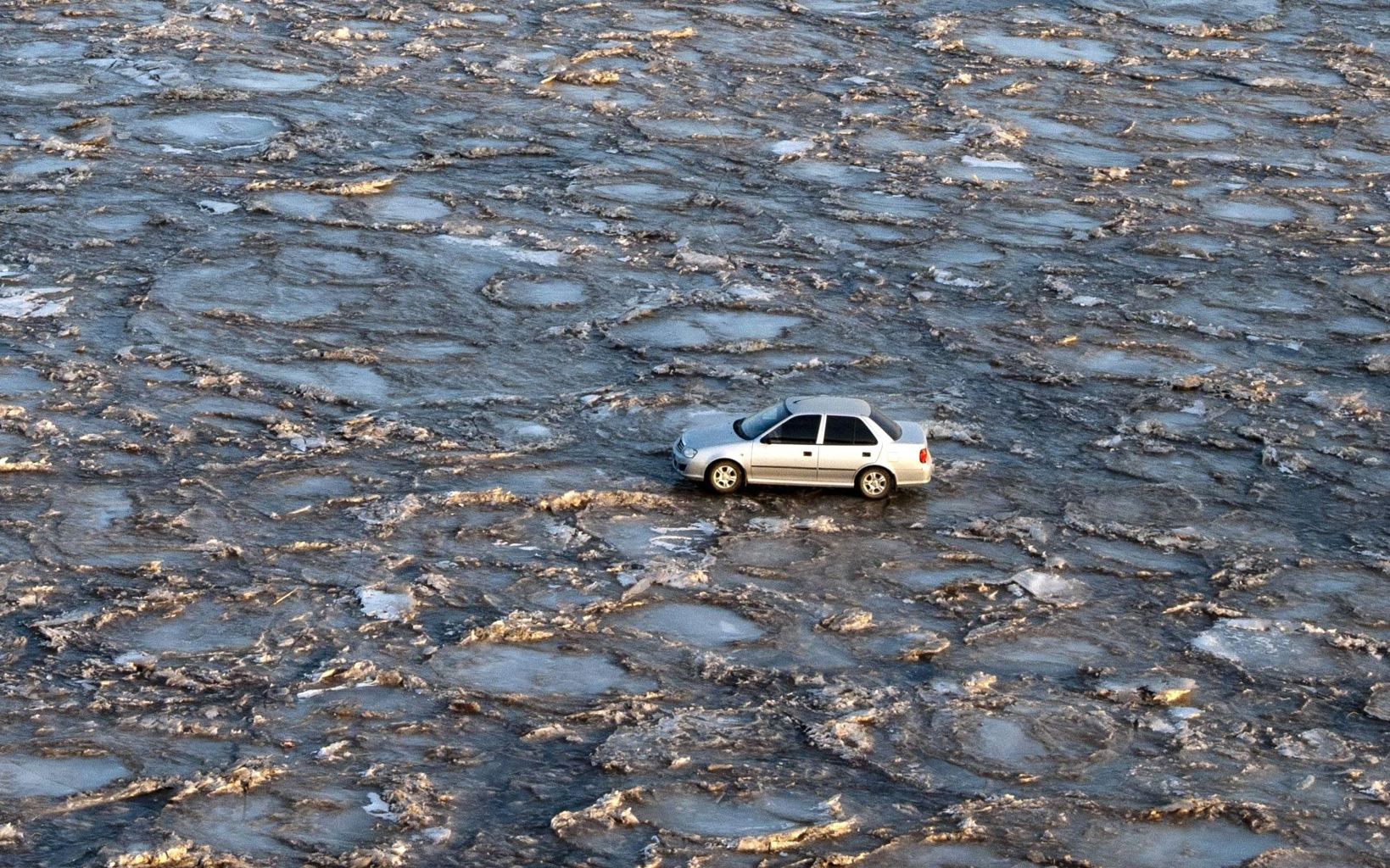 Motorist-drives-across-frozen-Yellow-River-2