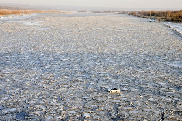 Motorist-drives-across-frozen-Yellow-River