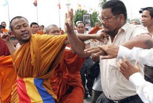 pikku.monks fighting
