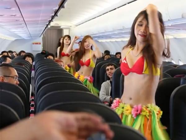 26-1411734108-bikini-clad-airhostesses-pose-for-vietjet-ad-campaign4-600