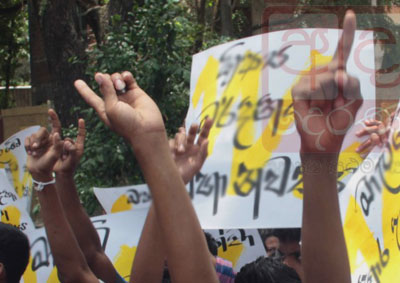 19722458061665525854CAMPUS-STUDENT-PROTEST2