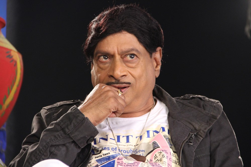 Actor MS Narayana @ Manushulatho Jagratha Location Photos