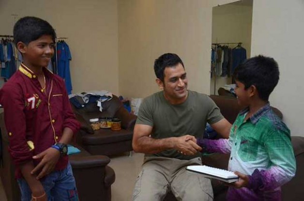 Kaaka-Muttai-boys-met-MS-Dhoni