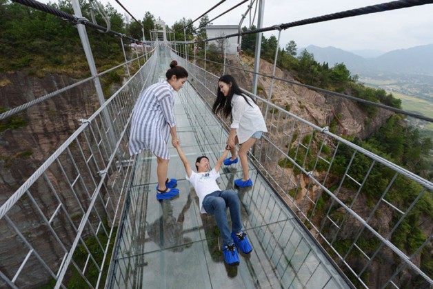 china-s-daring-glass-suspension-bridge-04