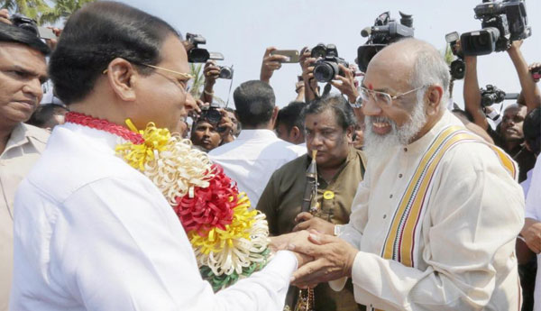 1447054567_3986374_hirunews_vikneshwaran-vs-Maithripala-sirisena