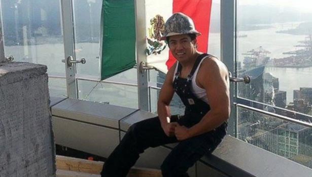 201604091619503437_Canadian-worker-flies-Mexican-flag-on-Trump-building_SECVPF
