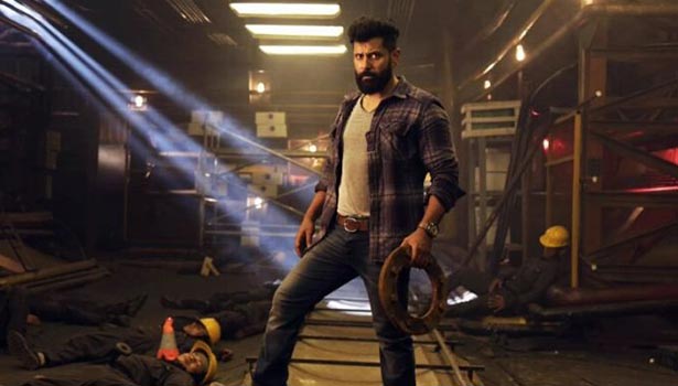 201604161832440409_Irumugan-team-special-gift-to-vikram-for-birthday_SECVPF