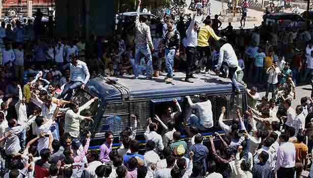 201604171841120131_Curfew-In-Mehsana-500-Detained-In-Surat-As-Patel-Protesters_SECVPF