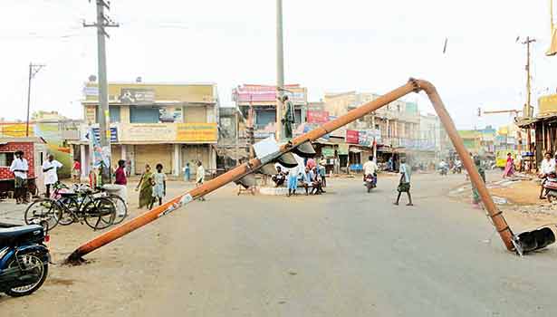 201604210126293976_Signal-pole-fell-down-in-the-road_SECVPF