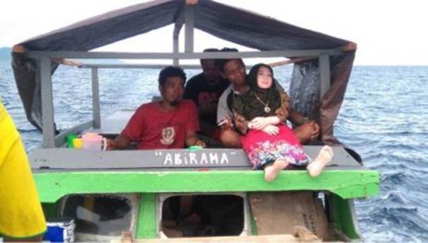 201605051152159086_Indonesia-sex-doll-floating-in-sea_SECVPF