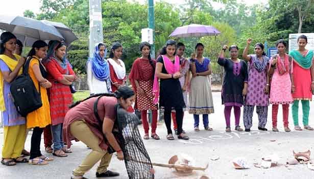 201605051328199417_Protest-rising-across-Kerala-over-college-girl-molested-and_SECVPF