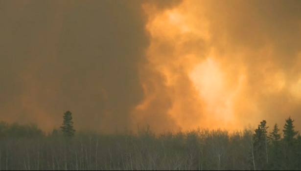 201605060406146328_Wildfire-guts-large-swath-of-Canadian-city_SECVPF