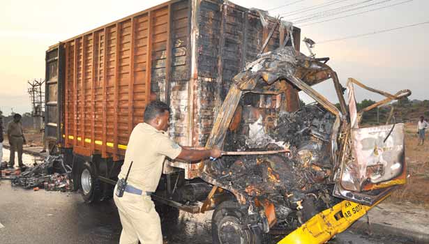 201605061126498417_two-trucks-collide-caught-fire-near-Vellore-Driver-death_SECVPF