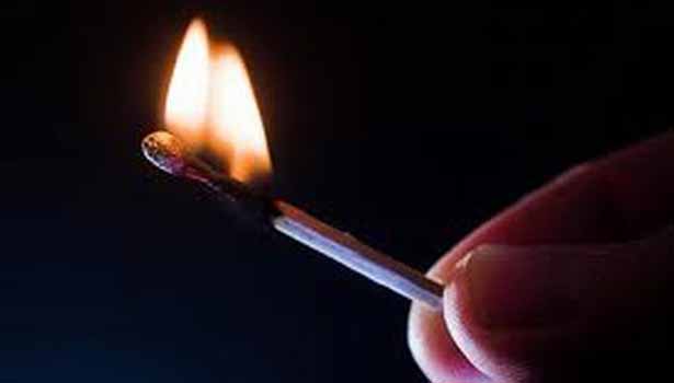 201605121700045080_Young-man-self-immolation-attempt-in-police-commissioner_SECVPF