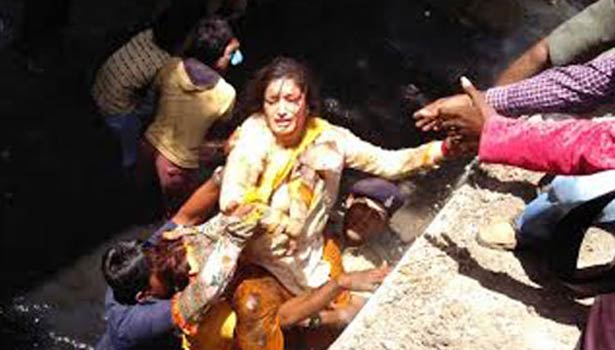 201605161429069096_Jamnagar-MP-Poonamben-falls-into-drain-during-demolition_SECVPF