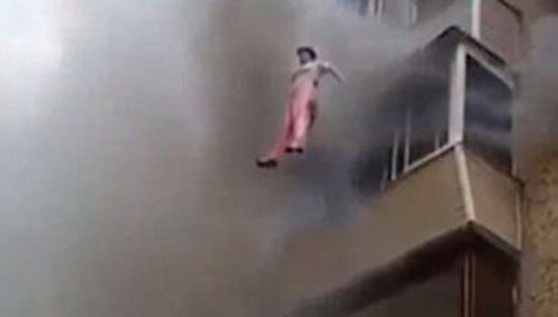 201605272019099084_family-jump-from-their-flaming-fifth-floor-apartment-and-are_SECVPF