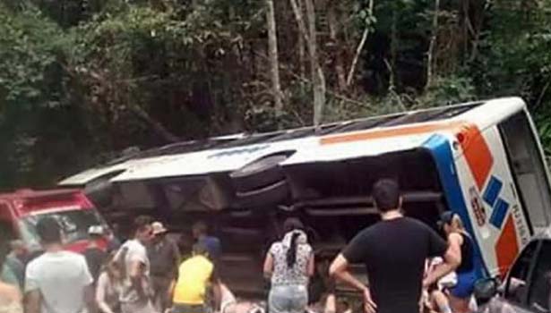 201606091708449876_Bus-plunges-into-ravine-in-Brazil-at-least-15-killed_SECVPF