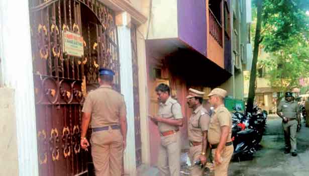 201606110235137707_Chennai-near-jewelry-money-robbery_SECVPF