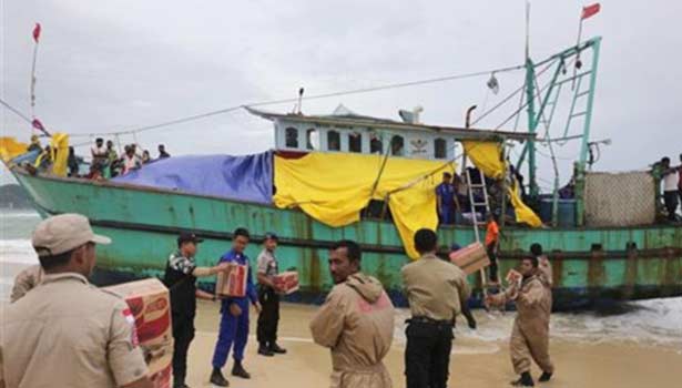201606181658172562_Sri-Lankan-migrants-stranded-on-a-boat-off-Indonesia-were_SECVPF