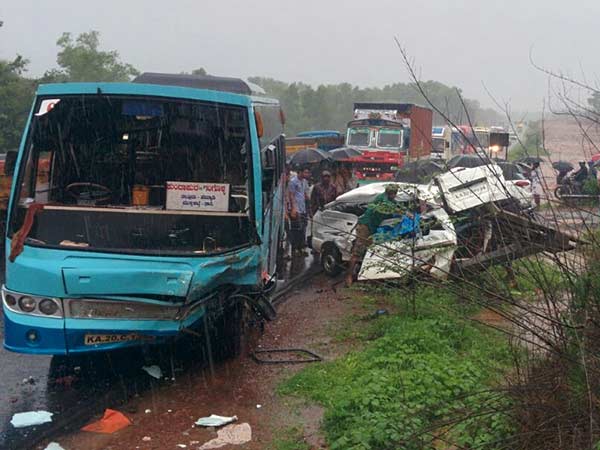 21-1466494974-bus-school-omni-collision-at-trasi-near-udupi-8-children-die-12-others-injured3-600