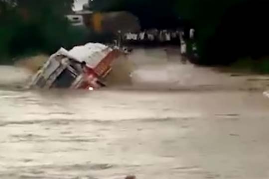 lorry_floud_002.w540