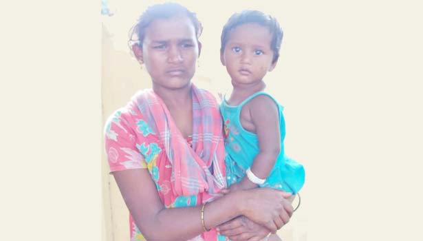 201607091018354804_girl-baby-came-crawling-midnight-coimbatore-bypass-road_SECVPF