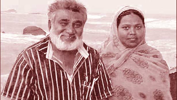 201607180811519553_Caught-in-husband-wife-killed-the-sea-wave-desire-for-selfie_SECVPF