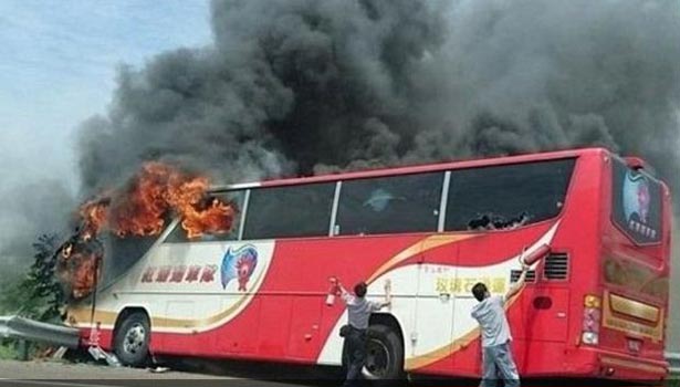 201607191251138256_26-killed-as-Taiwan-tour-bus-bursts-into-flames_SECVPF