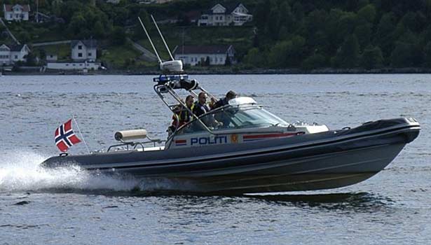201607261002377908_Policeman-fines-self-for-lack-of-boating-safety_SECVPF