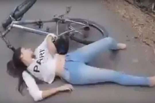 action_help_girl_002.w540