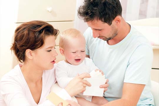 baby_handing_002.w540