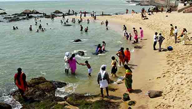 201608061835523201_aunt-torture-crying-woman-doctor-standing-alone-on-the-beach_SECVPF