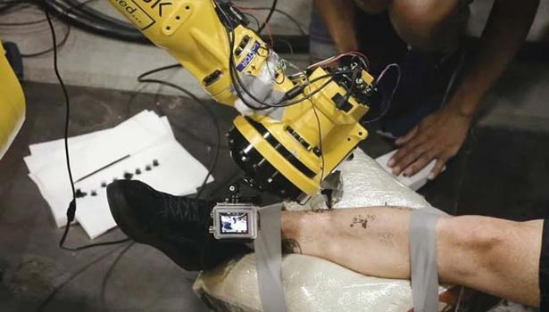 201608091700372765_Looking-to-Get-Inked-This-Tattoo-Making-Robot-Can-Help_SECVPF