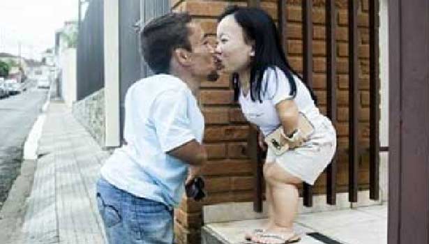 201608101554583363_Pygmy-couples-in-the-world-to-ends-their-love-in-marriage_SECVPF