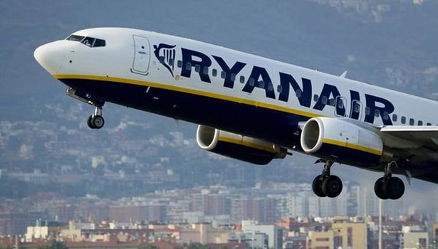 201608111324116964_Man-runs-onto-tarmac-to-catch-flight_SECVPF