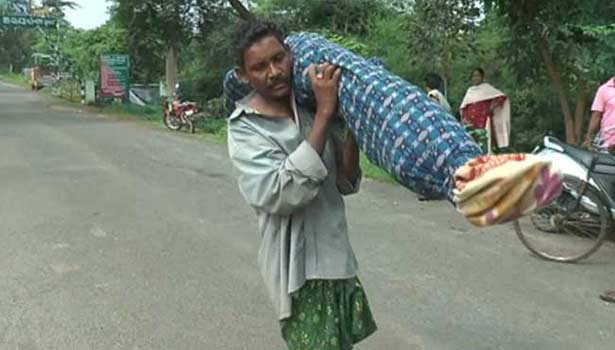 201608250643211146_Odisha-Man-Carries-Wife-Body-10-Km-With-Daughter_SECVPF