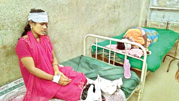 201609011610390522_mother-daughter-attack-jewelry-money-robbery-in-vaniyambadi_SECVPF