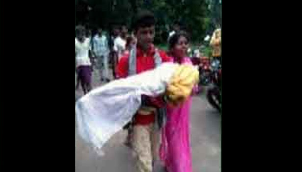 201609030225022407_Father-shoulder-carrying-daughters-body-at-6-km-distance_SECVPF