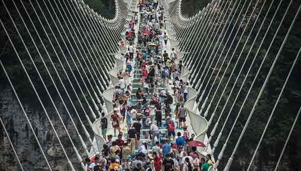 201609041004246732_The-worlds-longest-glass-bridge-over-a-scenic-canyon-in_SECVPF