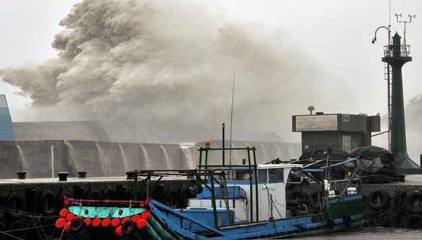 201609151350042494_containers-topple-lighthouse-vanishes-as-typhoon-meranti_secvpf