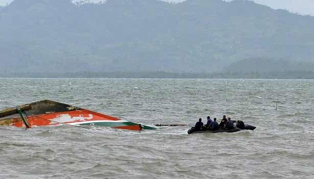 201609221921240589_bangladesh-boat-capsize-toll-rises-to-18_secvpf